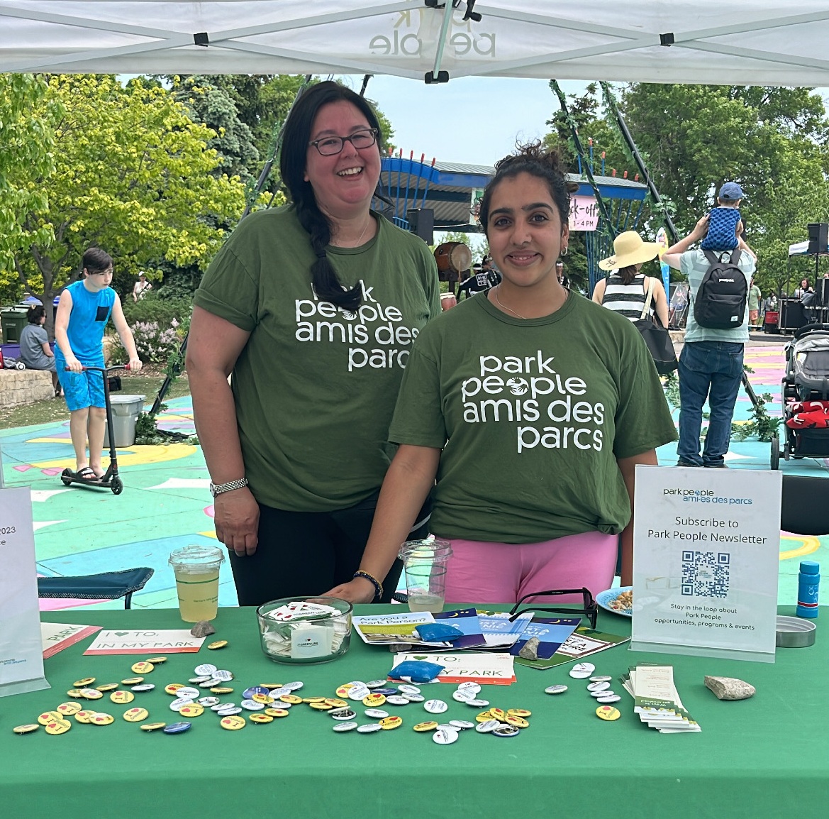 Deux femmes se tenant devant une table Park People